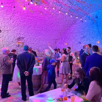 Hochzeitsparty im Gewölbe mit bunter Beleuchtung