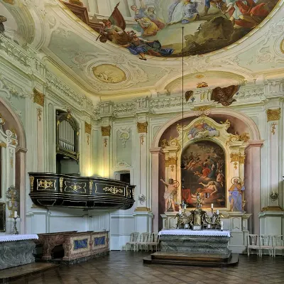 Barbara-Kapelle innen mit Fresken und Altar