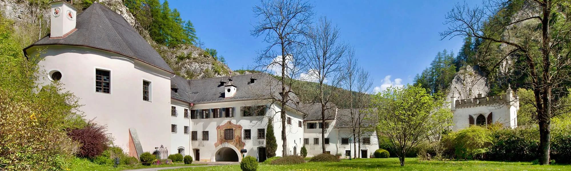 Schloss Thörl mit Park und Felswand im Thörltal