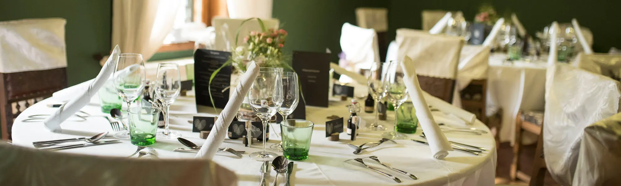 Festlich gedeckte Tafel im Schloss