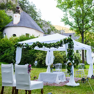 Standesamtliche Trauung unter dem Pavillon im Schlosspark